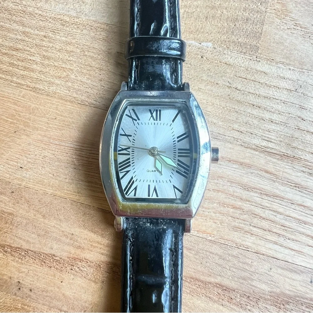 Unbranded ladies silver tone black leather dress watch NEW BATTERY